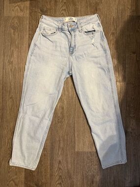 Hollister Curvy High-Rise Mom Jeans